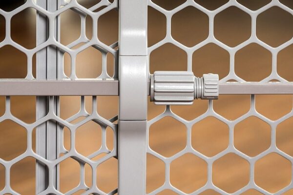 Puerta de seguridad ajustable para bebés Regalo Easy Fit, de 26 a 42 pulgadas de ancho. - Image 4