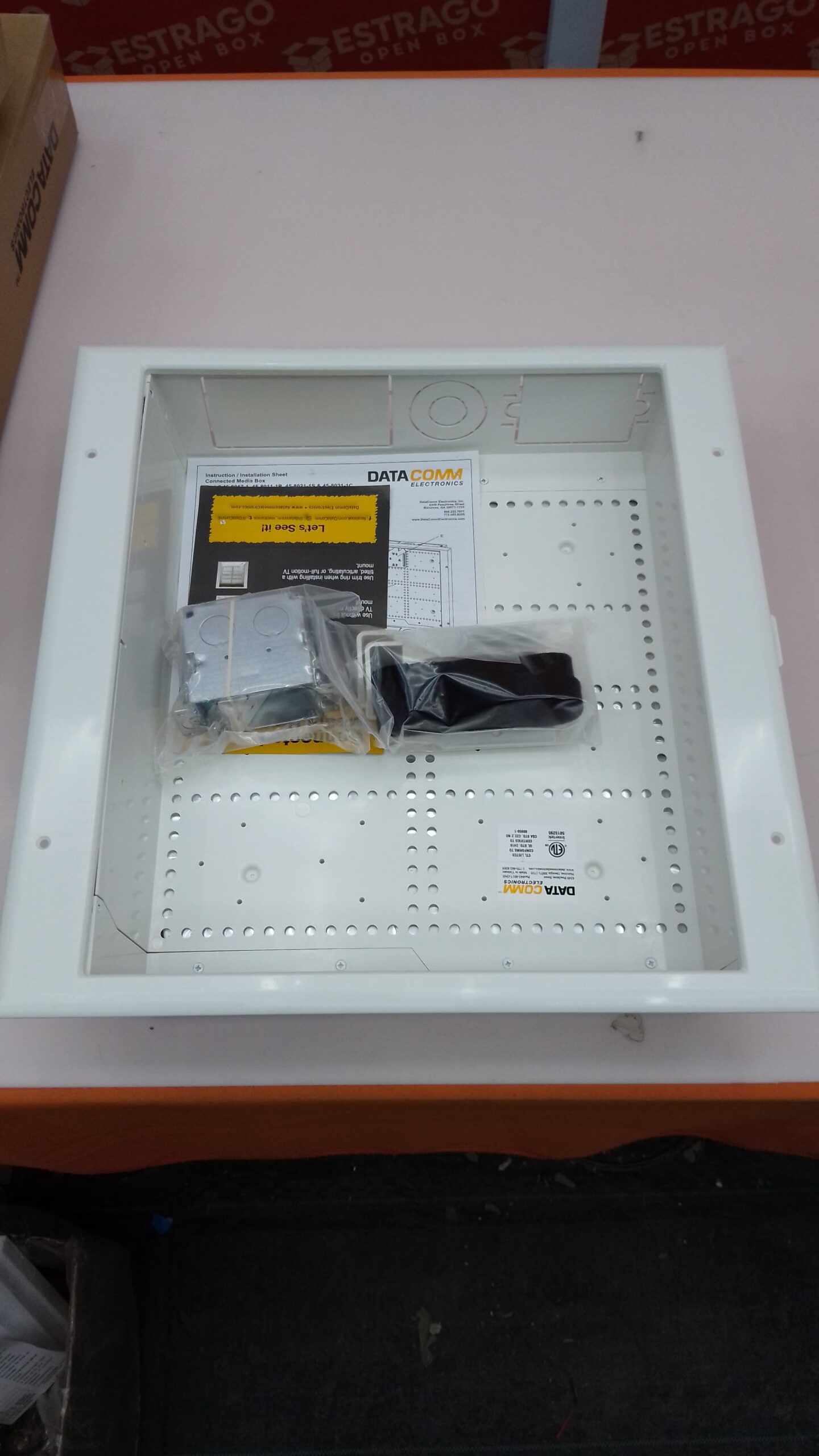 DATA COMM. Electronics 45-8031-1C - Toma de Corriente empotrada - Receptáculo Comercial dúplex Integrado de 20 A, Montaje en Pared de TV, gestión de Cables y Cables aerodinámicos, hogar y Oficina. - Image 2