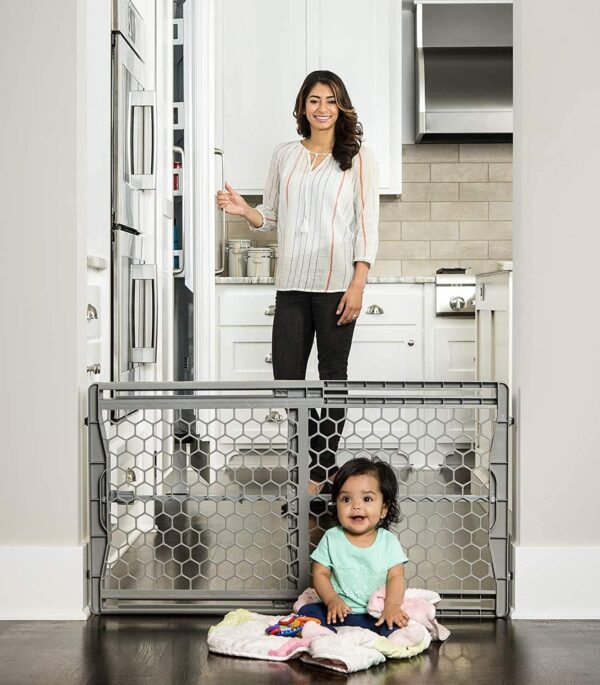 Puerta de seguridad ajustable para bebés Regalo Easy Fit, de 26 a 42 pulgadas de ancho.